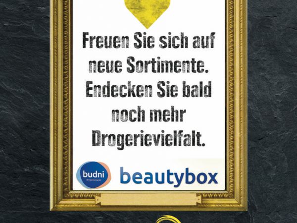 Plakt zur Ankündigung des neuen Budni-Drogerie.Shops