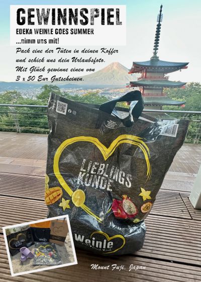 Eine EDEKA Tüte steht auf einer Bank vor einem Gebäude im japanischen Stil und der Mount Fuji, Japan, ist im Hintergrund zu sehen.