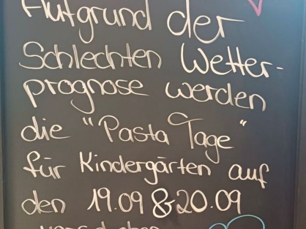 Foto der Werbetafel im Markt in Gärtringen mit dem Hinweis-Text über die Verschiebung der Pasta-Tage 2025 wegen des schlechten Wetters
