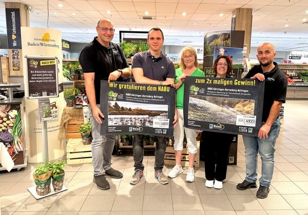 Foto bei der Gewinnübergabe von EDEKA Weinle an den NABU Gärtringen-Herrenberg-Nufringen