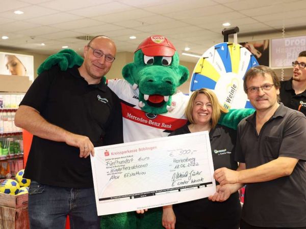 Foto der Spendenscheckübergabe mit Ehepaar Weinle-Günter, Alex Estefaniou & VfB Maskottchen Fritzle