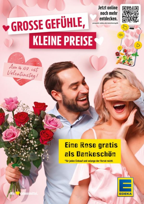 Ein Mann mit einem Rosenstrauß in der Hand hält einer blonden Frau die andere Hand vor die Augen und beide lachen dabei