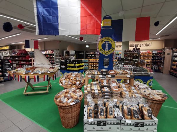 Foto mit dem Warenaufbau im Markt in Herrenberg zur französischen Woche