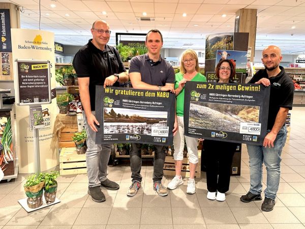 Foto bei der Gewinnübergabe von EDEKA Weinle an den NABU Gärtringen-Herrenberg-Nufringen