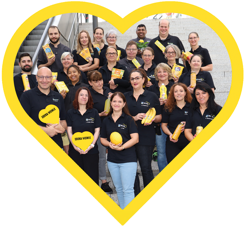 Eine Gruppe von Edeka-Mitarbeitern in einem Foto in Herzform mit gelbem Rand